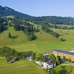 Explorer Neuschwanstein Hotel 4*